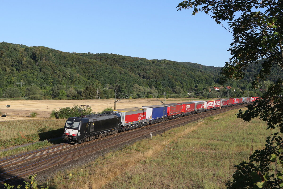 193 852 von  MRCE  mit dem  ARCESE-KLV  aus Gem�nden kommend am 6. August 2022 bei Harrbach.