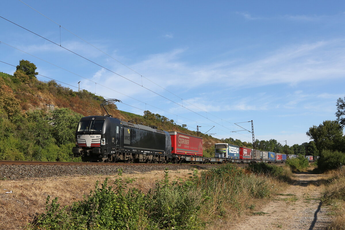 193 852 von  MRCE  mit einem  KLV  aus W�rzburg kommend am 7. August 2022 bei Himmelstadt.