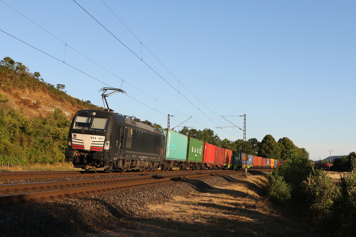 193 871 mit einem Containerzug aus W�rzburg kommend am 6. August 2022 bei Himmelstadt am Main.
