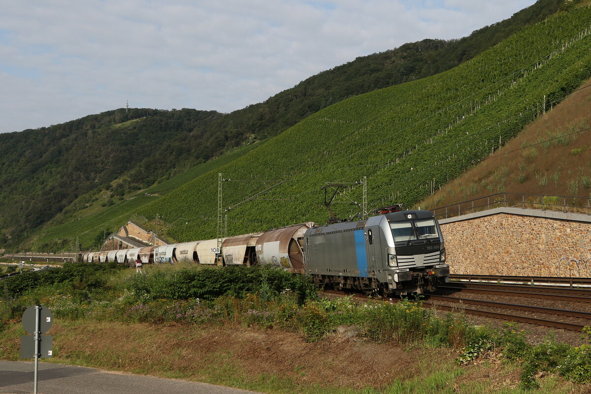 193 990 mit Sch�ttgutwagen am 22. Juli 2021 bei Boppard am Rhein.