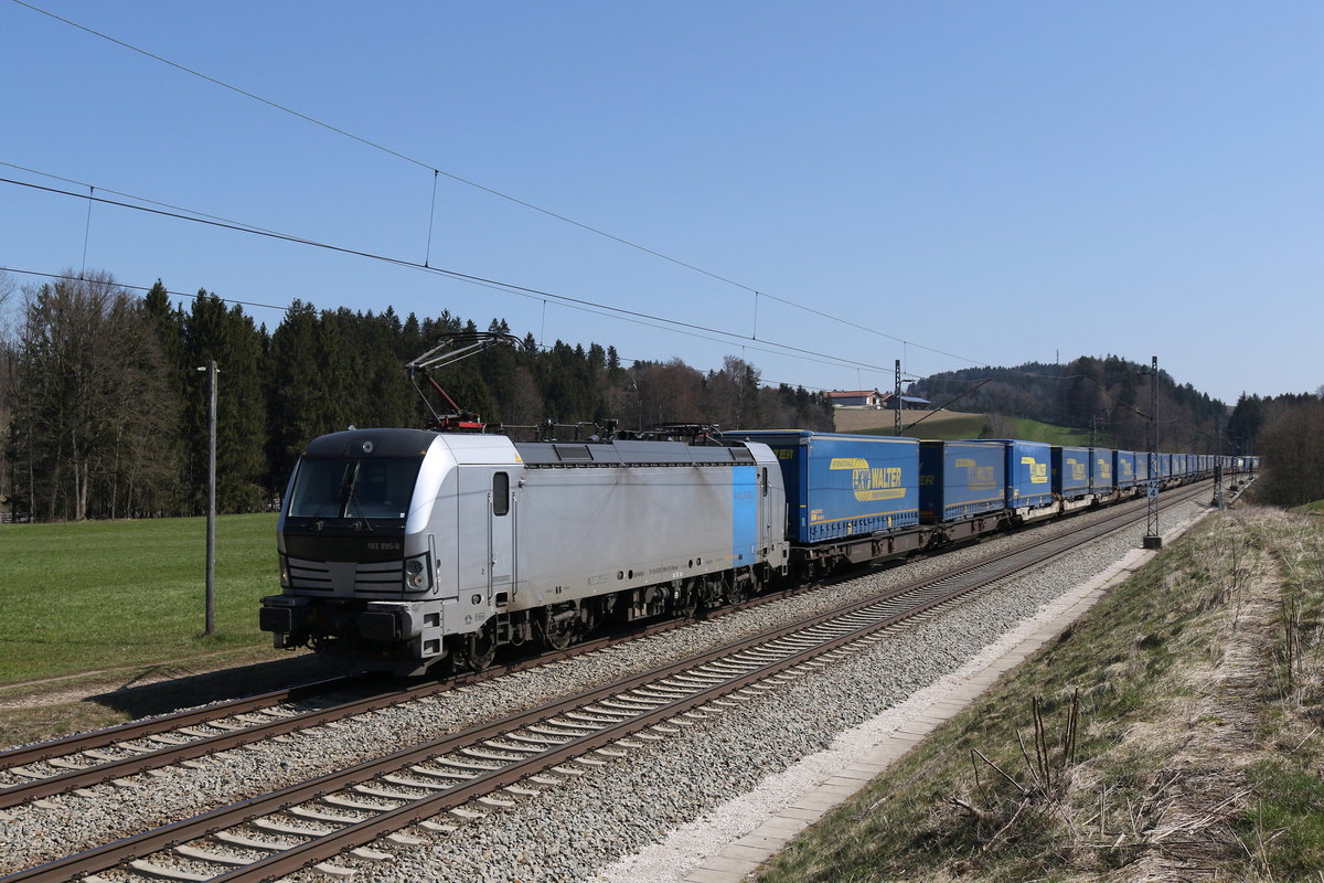 193 995 mit dem  Walter-Zug  am 2. April 2020 bei Grabenst�tt im Chiemgau.