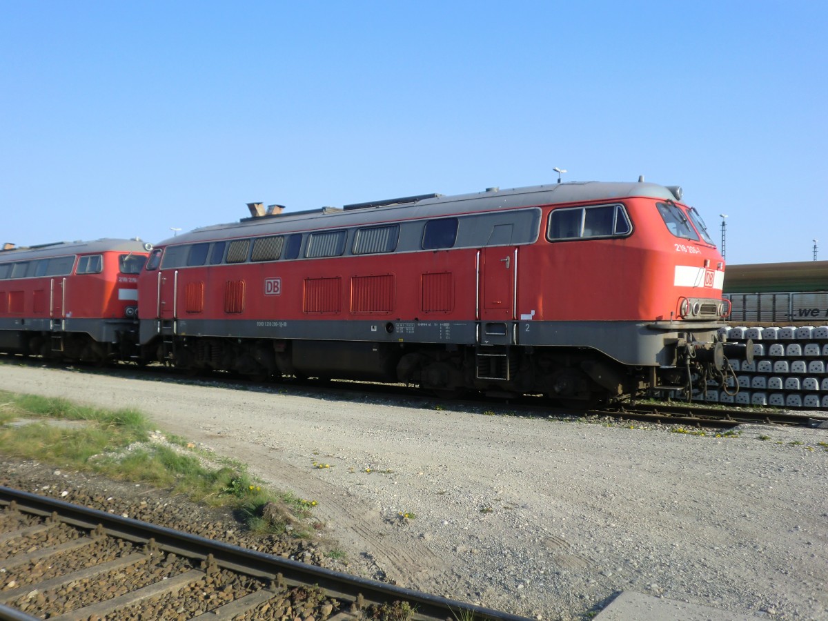 218 206-1 war ebenfalls am 17. April 2011 in M�hldorf abgestellt.