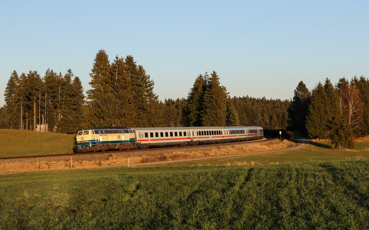 218 460  Conny  mit dem  IC Nebelhorn  aus Augsburg kommend am 21. November 2021 bei Riedles im Allg�u.