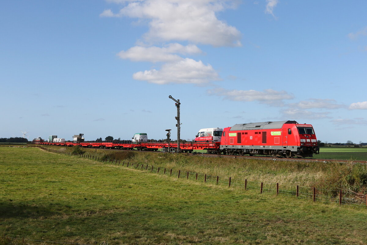 245 022 war am 13. September 2023 mit einem  Sylt-Shuttle  bei Lehnshallig in Richtung Nieb�ll unterwegs.