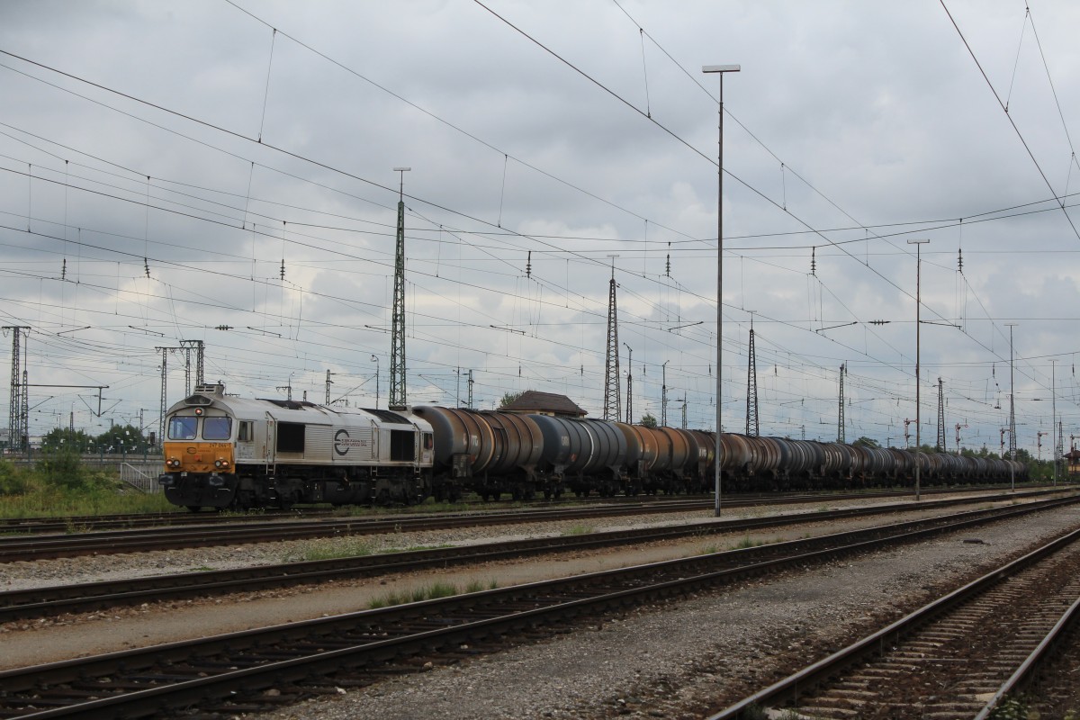 247 044-1 mit einem Kesselwagenzug am 26. August 2013 im Rangierbahnhof M�nchen-Ost.
