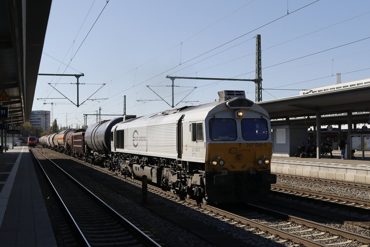 247 049 durchf�hrt am 14. Oktober 2018 mit einem gemischten G�terzug den M�nchner Ostbahnhof.