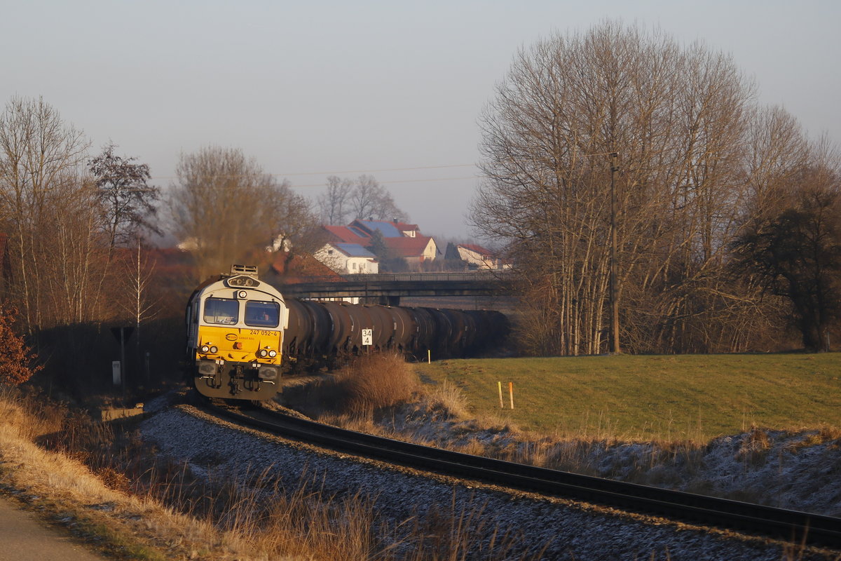 247 052-4 war am 30. Dezember 2016 mit einem Kesselwagenzug bei Thann-Matzbach von M�hldorf nach M�nchen unterwegs.