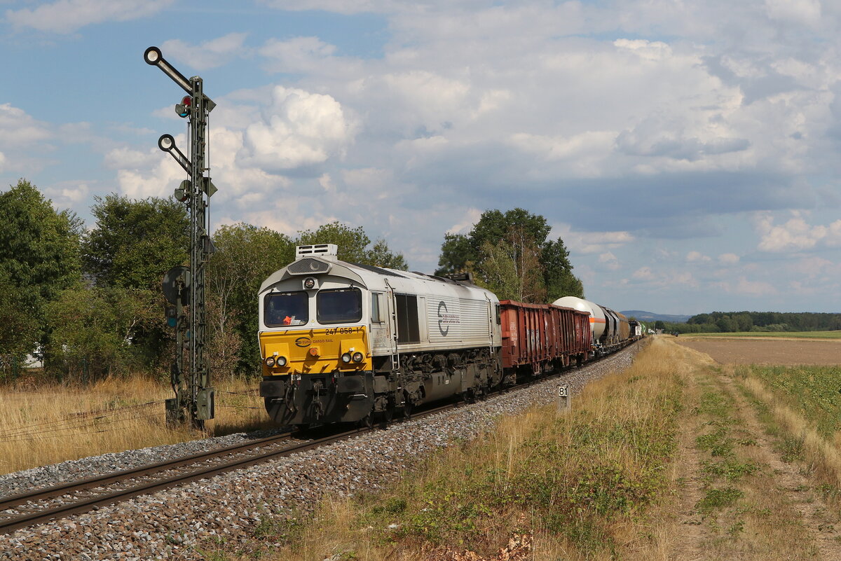 247 058 mit einem gemischten G�terzug am 2. August 2022 kurz vor Freih�ls/Oberpfalz.
