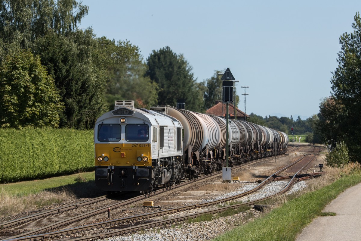 247 059-9 durchf�hrt mit einem Kesselwagenzug aus Burghausen kommend am 26. August 2015 den Bahnhof von Pirach.