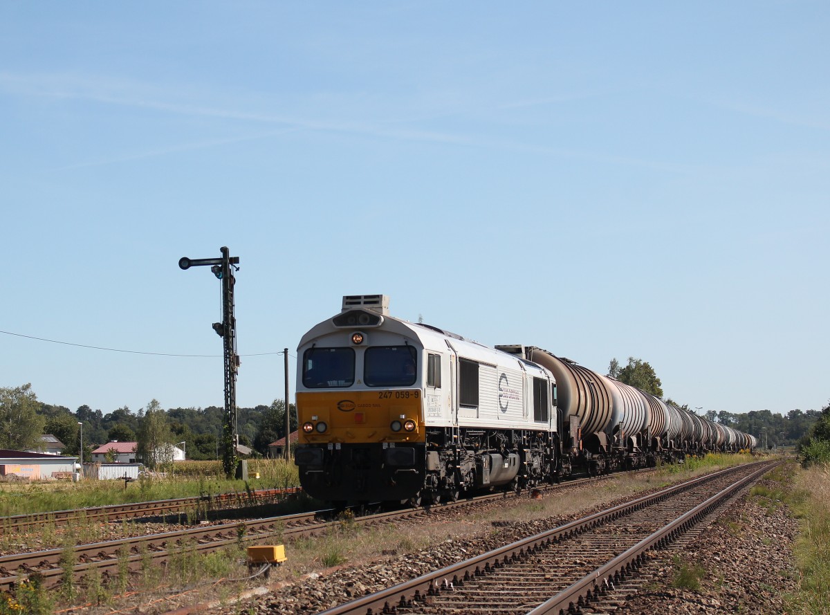 247 059-9 stand am 26. August 2015 mit einem Kesselwagenzug in T�ssling.