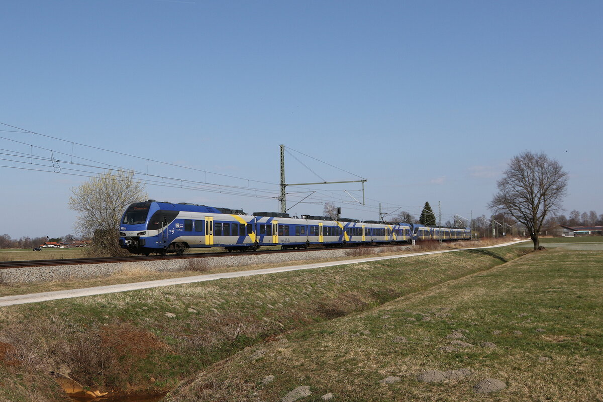 430 025 und 430 020 aus Salzburg kommend am 10. M�rz 2026 bei �bersee am Chiemsee.
