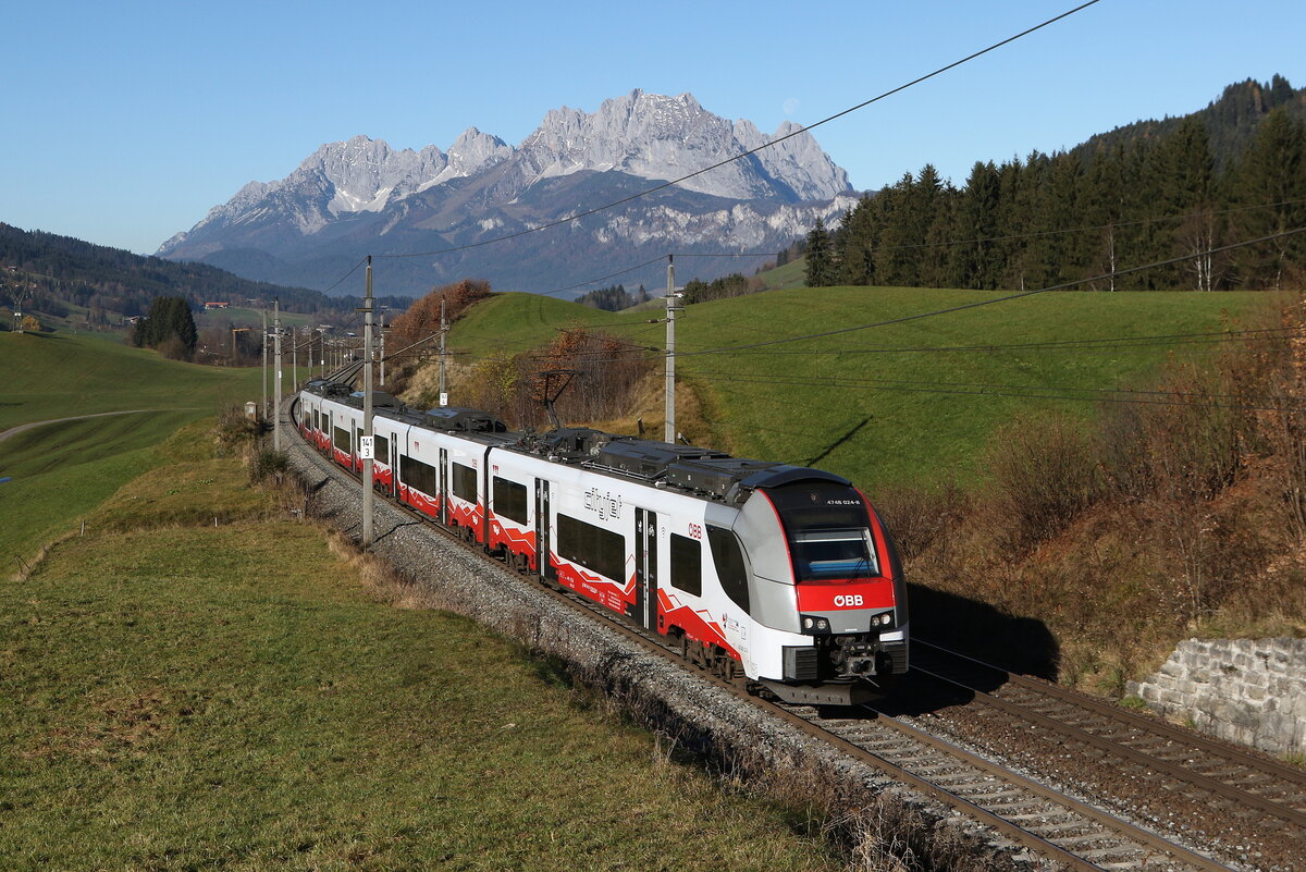 4748 024 war am 8. November 2025 bei Fieberbrunn auf dem Weg nach Hochfilzen.