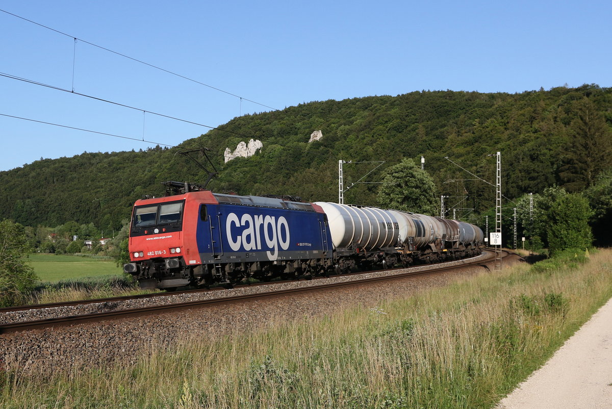 482 016 mit einem Kesselwagenzug aus Ingolstadt kommend am 30. Juni 2020 bei Dollnstein im Altm�hltal.