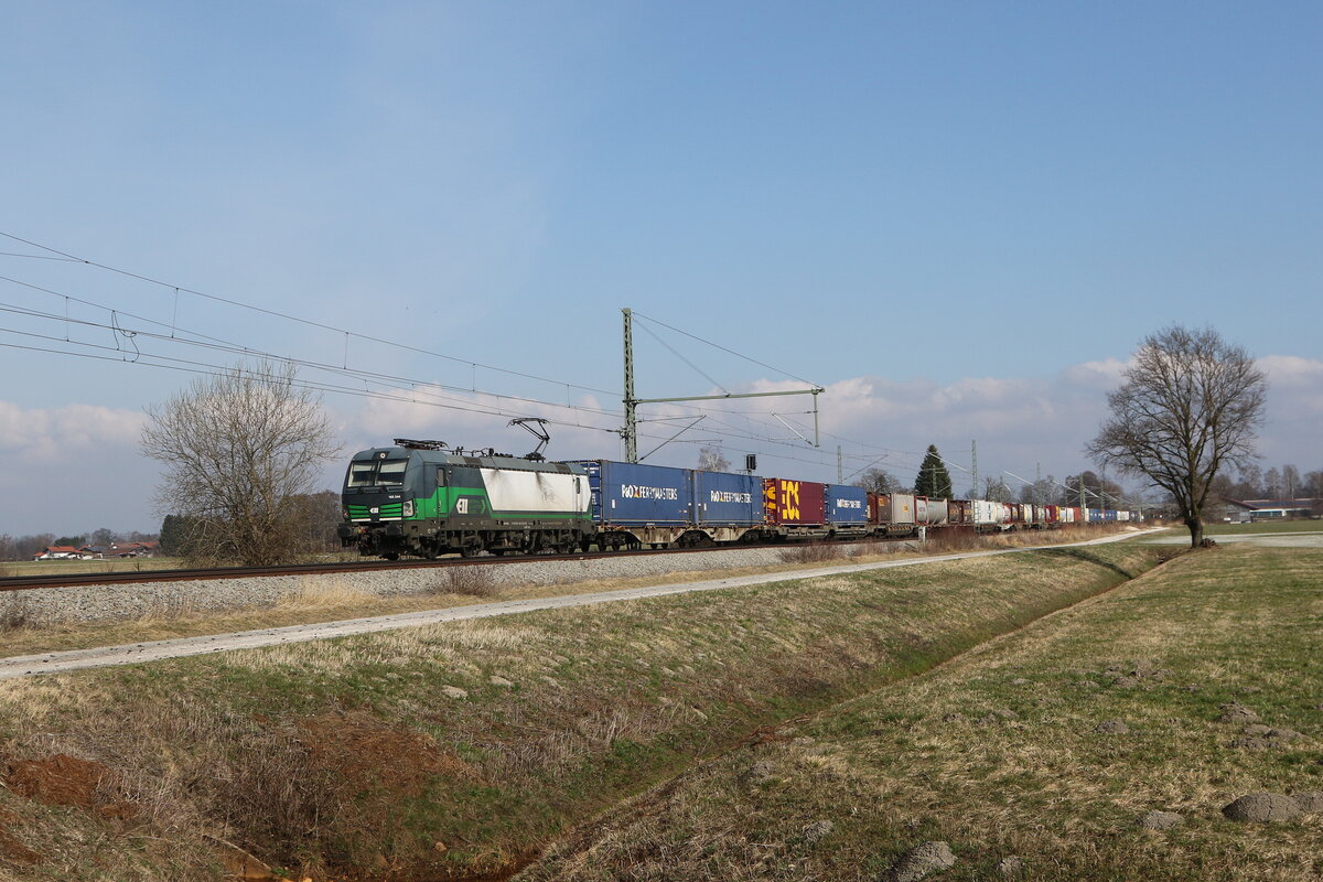 6193 244 von  ELL  war mit einem  KLV  am 4. M�rz 2026 bei �bersee am Chiemsee in Richtung M�nchen unterwegs.