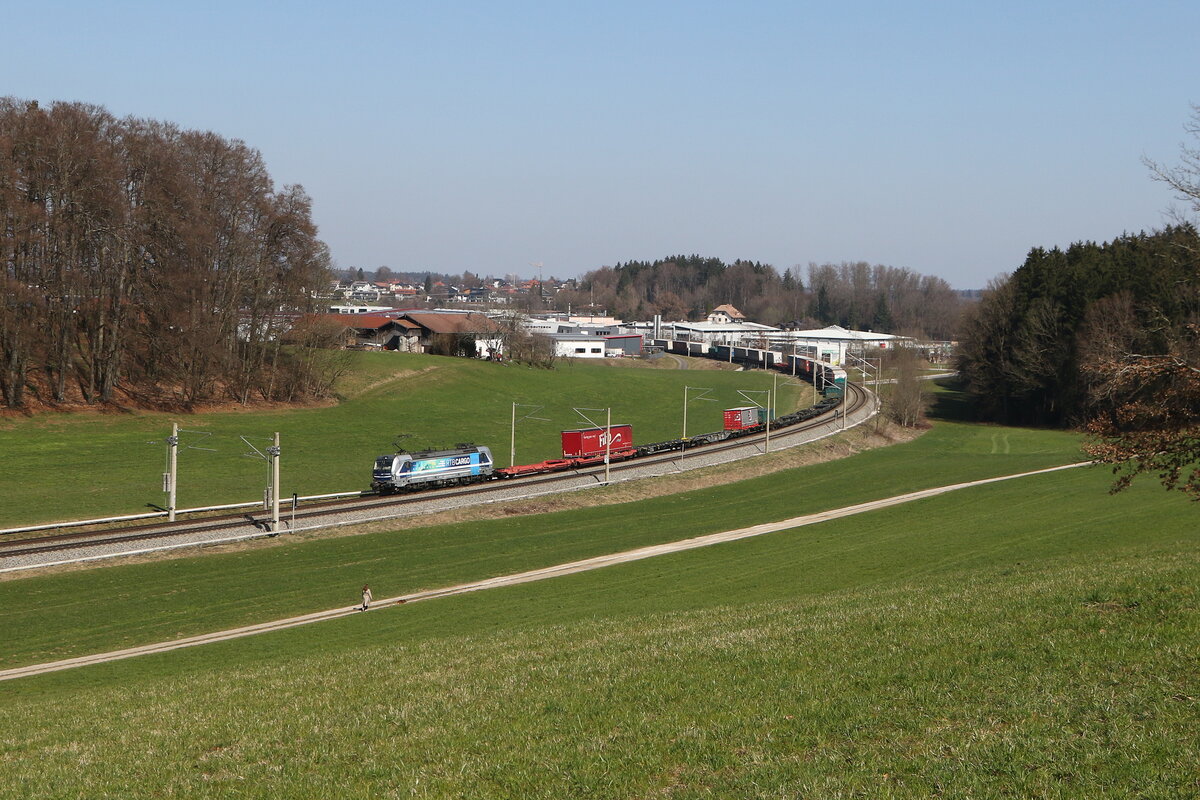 6193 810 von  Rurtal Bahn Cargo  mit einem  KLV  aus Salzburg kommend am 19. M�rz 2026 bei Axdorf.