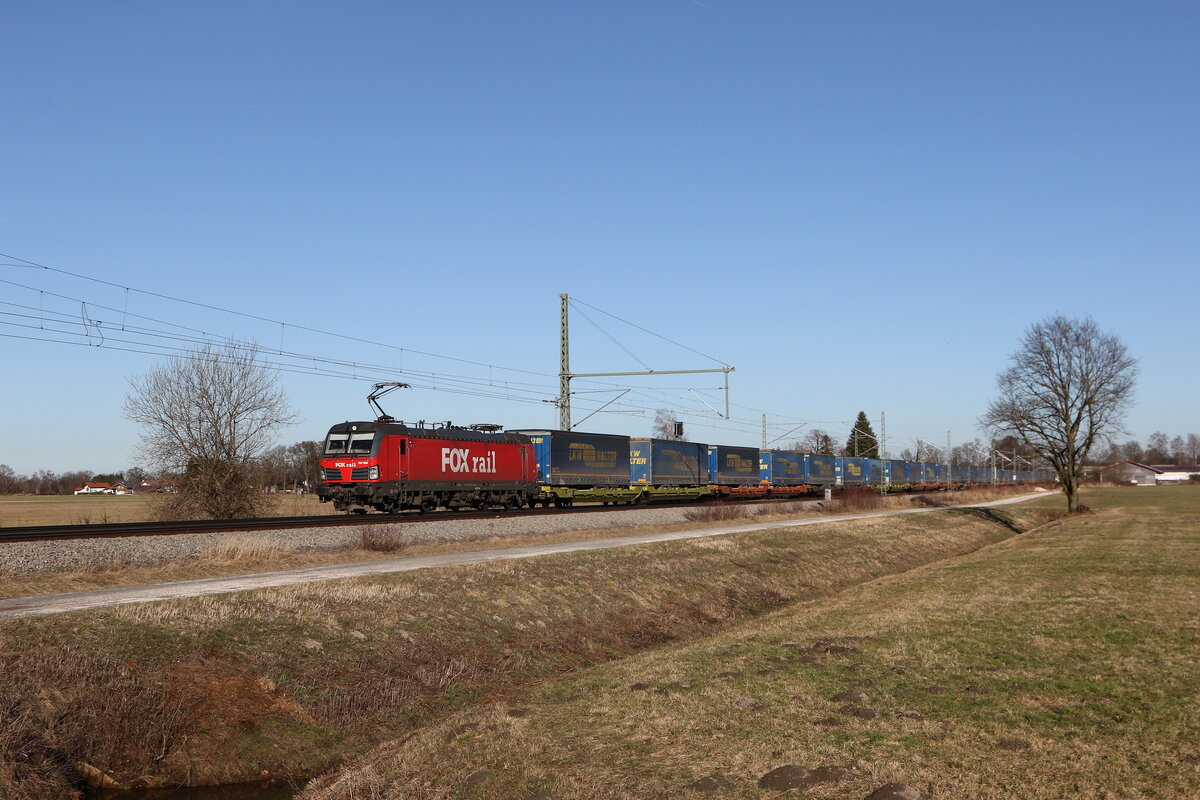 6193 966 von  FOX RAIL  mit einem  WALTER-KLV  aus Salzburg kommend am 25. Februar 2026 bei �bersee am Chiemsee.