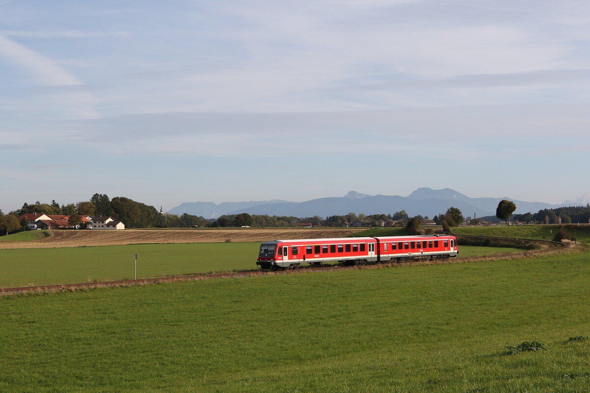 628 085 aus Traunstein kommend am 11. Oktober 2021 kurz vor H�rpolding.