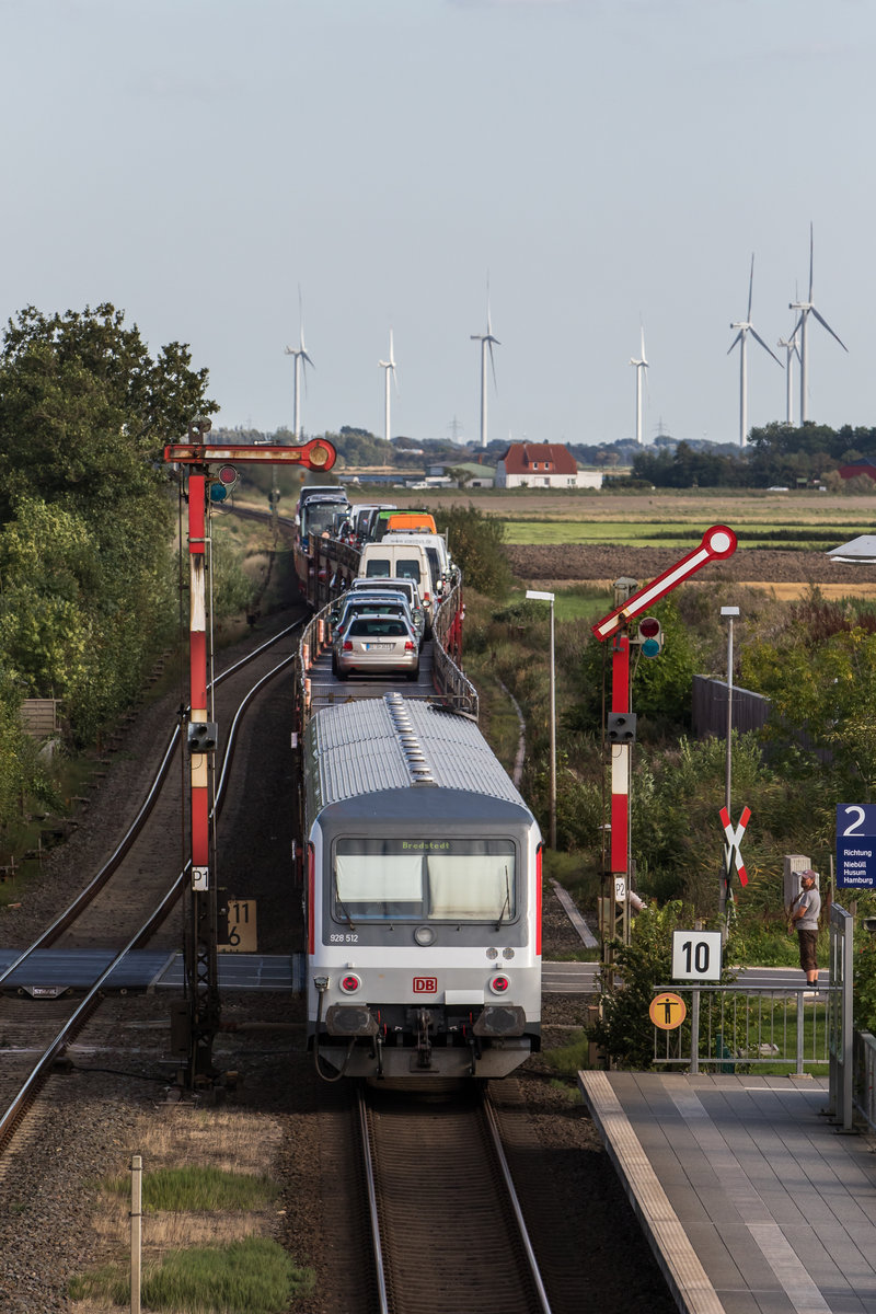 928 512 am Zugende eines Sylt-Shuttles am 31. August 2016 in Klanxb�ll.