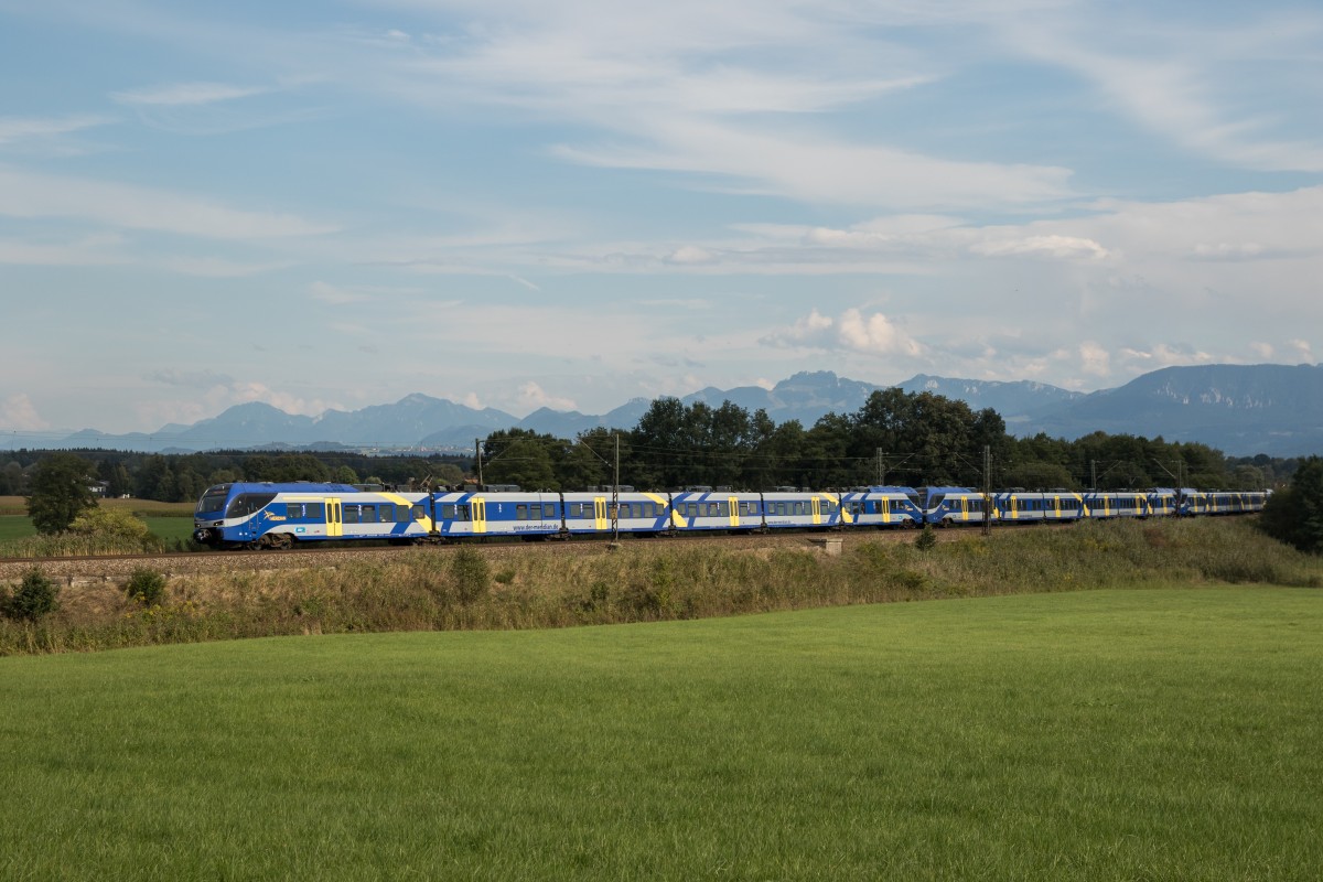 Dreiteilige Triebwagengarnitur auf dem Weg nach M�nchen am 11. September 2015 bei Rann.
