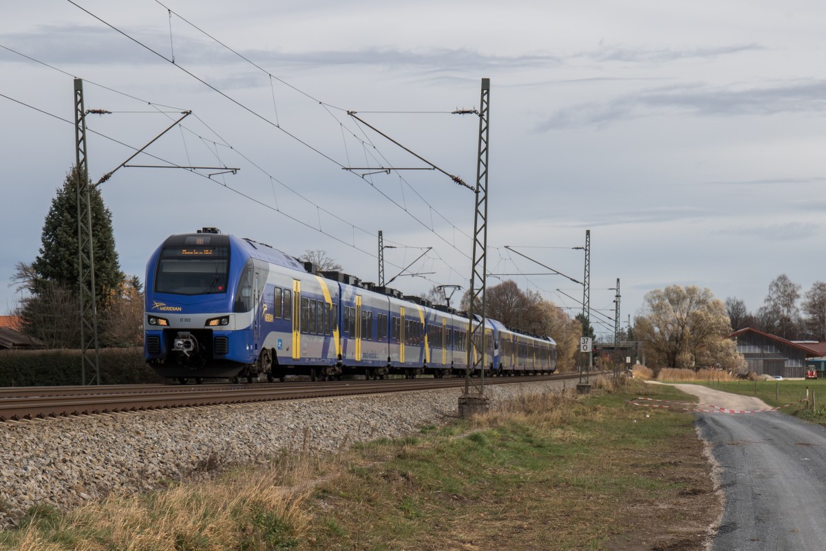 ET 302 auf dem Weg von Salzburg nach M�nchen. Aufgenommen am 15. November 2015 kurz nach �bersee am Chiemsee.