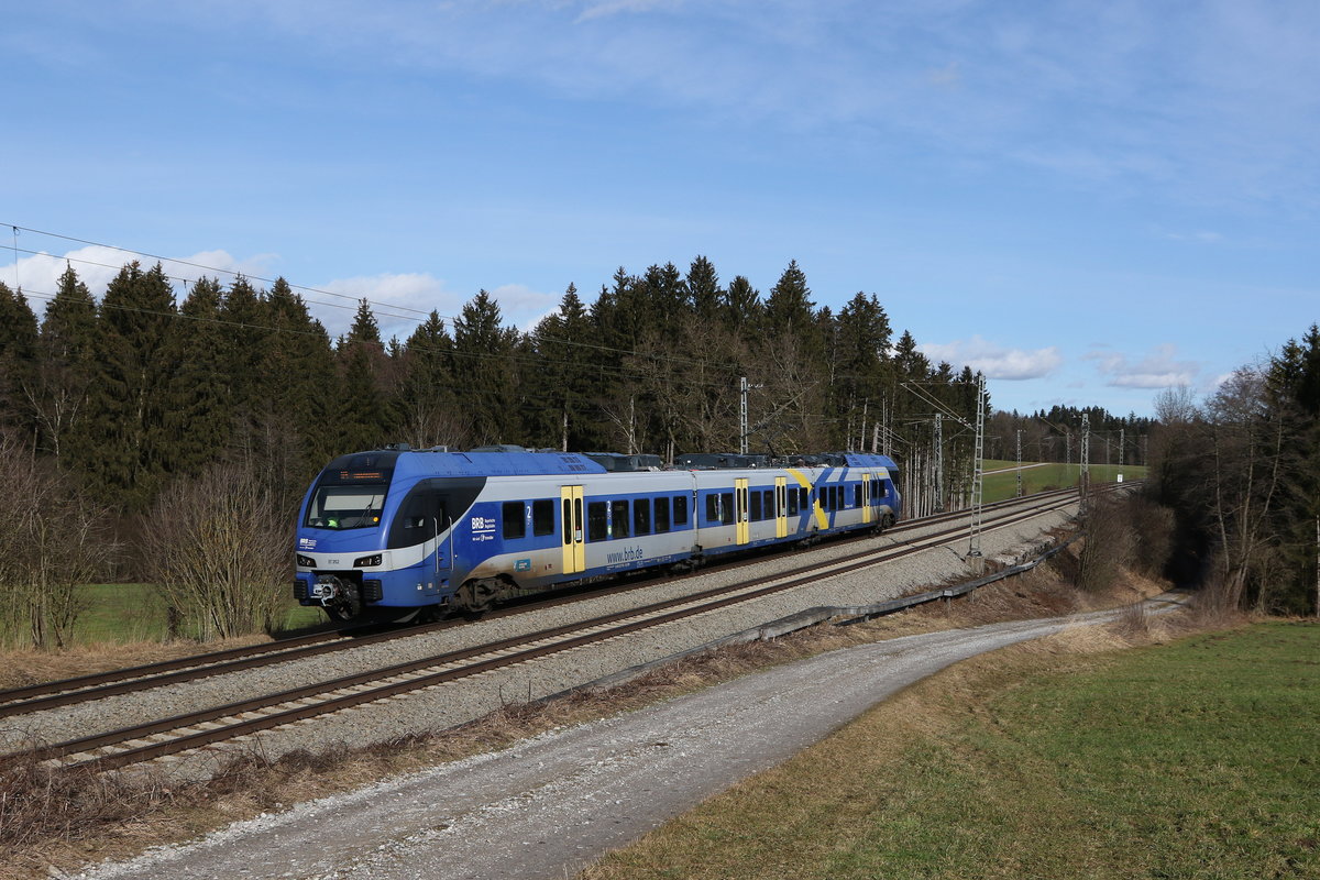 ET 352 aus Traunstein kommend am 4. Februar 2021 bei Grabenst�tt.