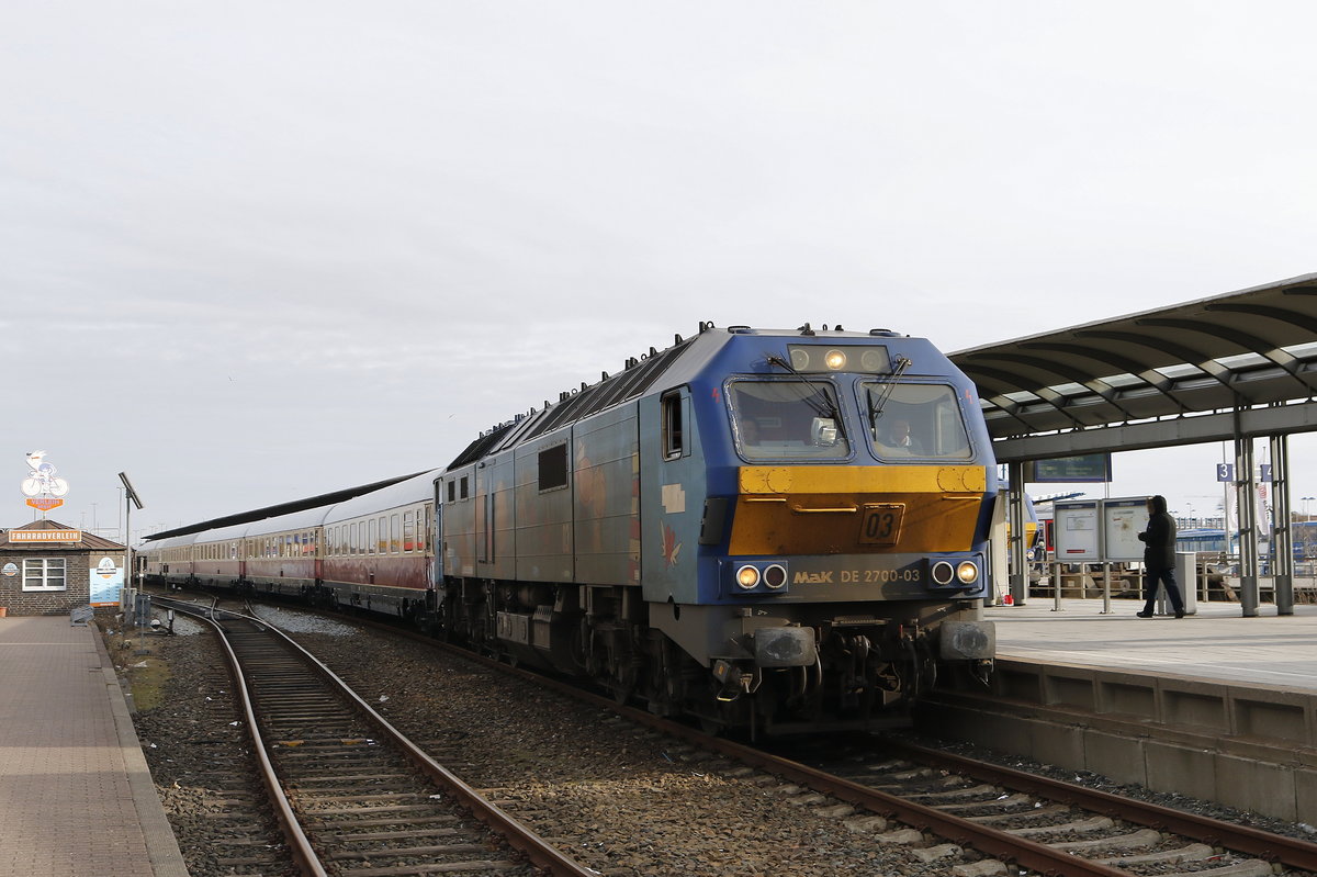 MAK DE 2700-03 kurz nach der Ankunft mit dem  AKE-Rheingold  im Bahnhof von Westerland/Sylt am 21. M�rz 2018.