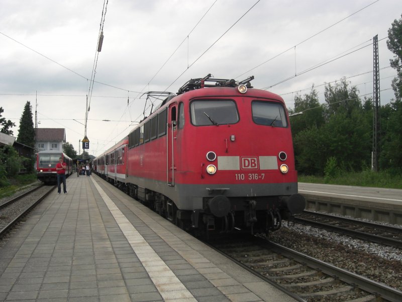 110 316-7 beim planm��igen Halt im Priener Bahnhof. fotografiert am
4. Juni 2009.