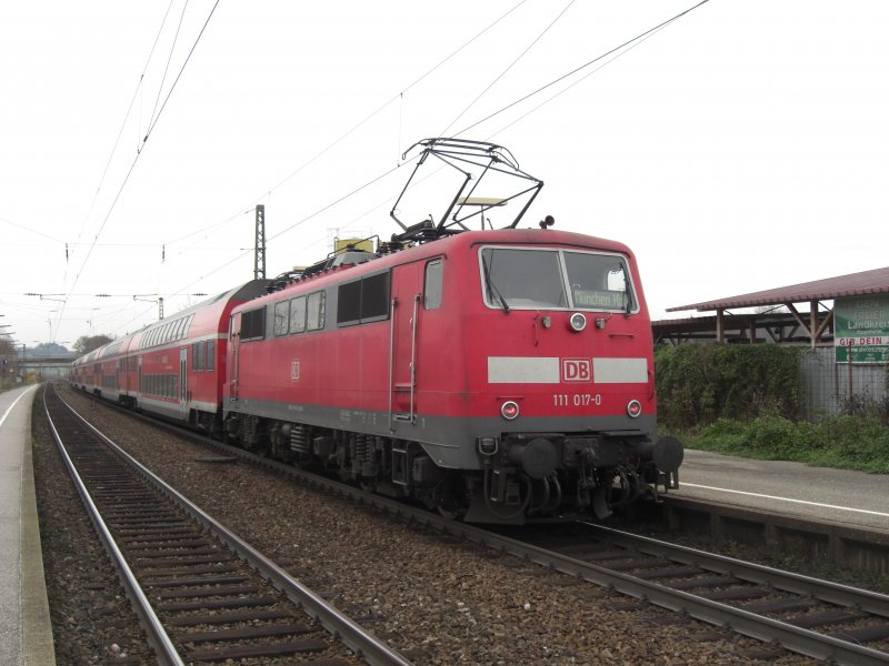 111 017-0 verl��t am Zugende den Bahnhof von Bernau in Richtung
M�nchen. Aufgenommen am 8. November 2008.