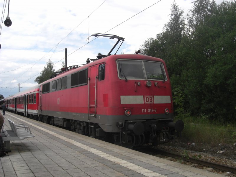 111 019-6 befindet sich am Zugende des RB in Richtung M�nchen.
Aufgenommen in Prien am Chiemsee am 10. Juli 2009.