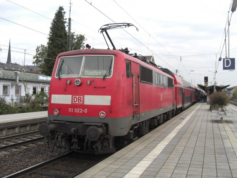 111 022-0 am Zugende eines RB in fahrtrichtung M�nchen. Aufgenommen
am 19. Oktober 2008 in Prien am Chiemsee.