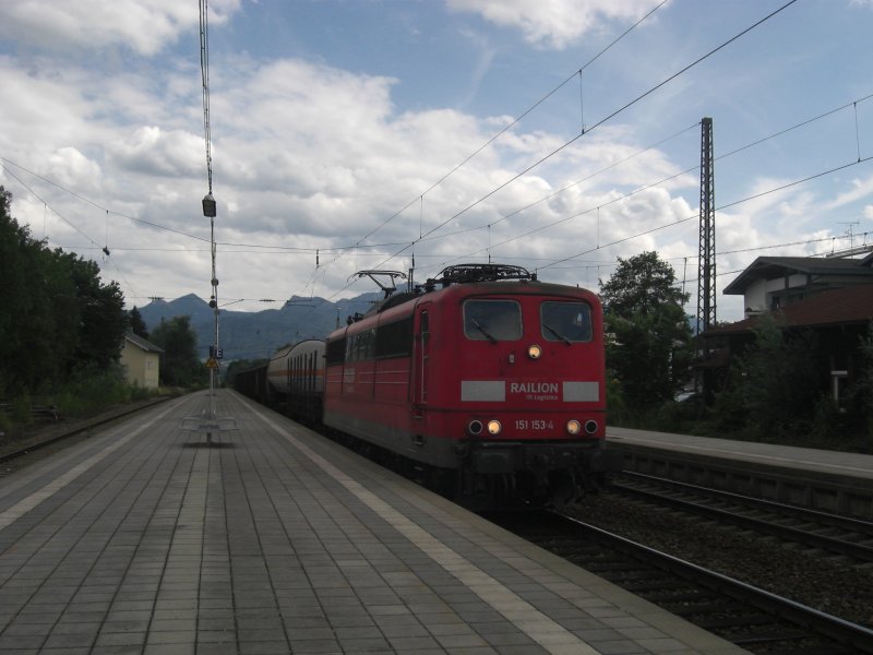 151 153-4 durchf�hrt am 10 Juli 2009 den Bahnhof von
Prien am Chiemsee.