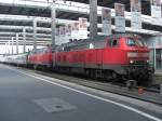 218 404-2 und 215 402 im M�nchner Hauptbahnhof kurz nach der Einfahrt.