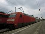 101 054-5 an einem regnerischen Tag im Bahnhof von Prien am Chiemsee.