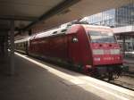 101 047-9  Feuerwehr-Lok  kurz vor der Ausfahrt aus dem M�nchner  Hauptbahnhof am 31.