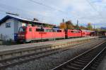 111 222-6 mit einer defekten Schwesterlok vor dem RE nach M�nchen.
