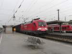 182 020-8 von Kufstein kommend durchf�hrt den Bahnhof von Rosenheim.