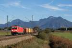 185 296-1 mit einem kurzen gemischten G�terzug am 5.