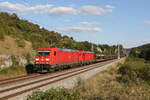 185 239 und 187 110 mit einem leeren Autozug aus Ingolstadt kommend am 9. August 2022 bei Hagenacker im Altm�hltal.