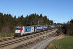 185 665 von  Kombi-Verkehr  war mit dem  Intercombi-KLV  am 31. Dezember 2021 bei Grabenst�tt im Chiemgau in Richtung M�nchen unterwegs.