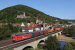 185 584 von  Rhein-Cargo  mit einem Containerzug bei der Ausfahrt aus Gem�nden am 8. August 2022.