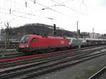 1016 043-0 und der  Siemens-Taurus  vor einem G�terzug im Salzburger  Hauptbahnhof.
