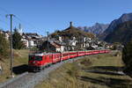 RhB Ge 4/4 II 621 bei der Ausfahrt aus Ardez am 24.
